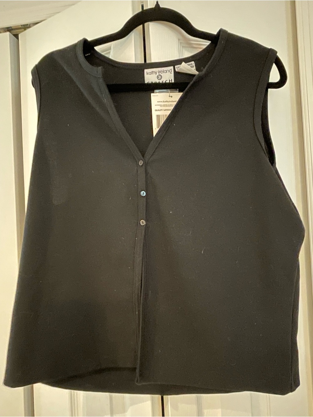kathy ireland Black Sleeveless V-Notch Button Front Tank